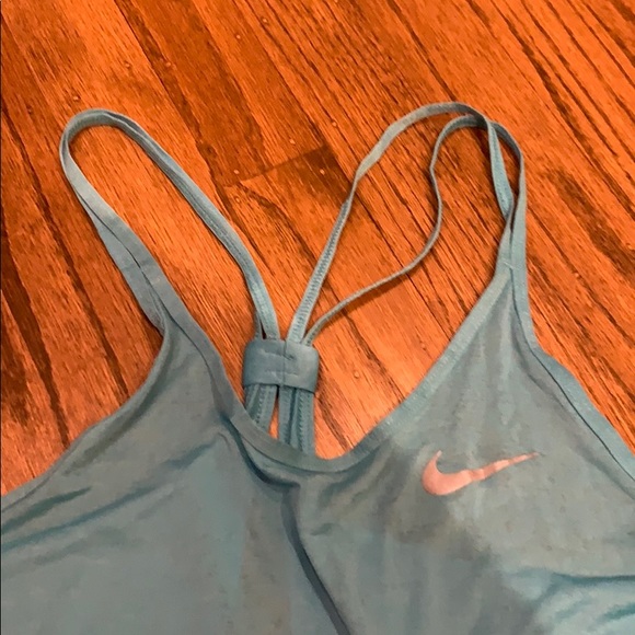 Bundle of Four Nike dri-fit Nike breathe tanks - Picture 2 of 16